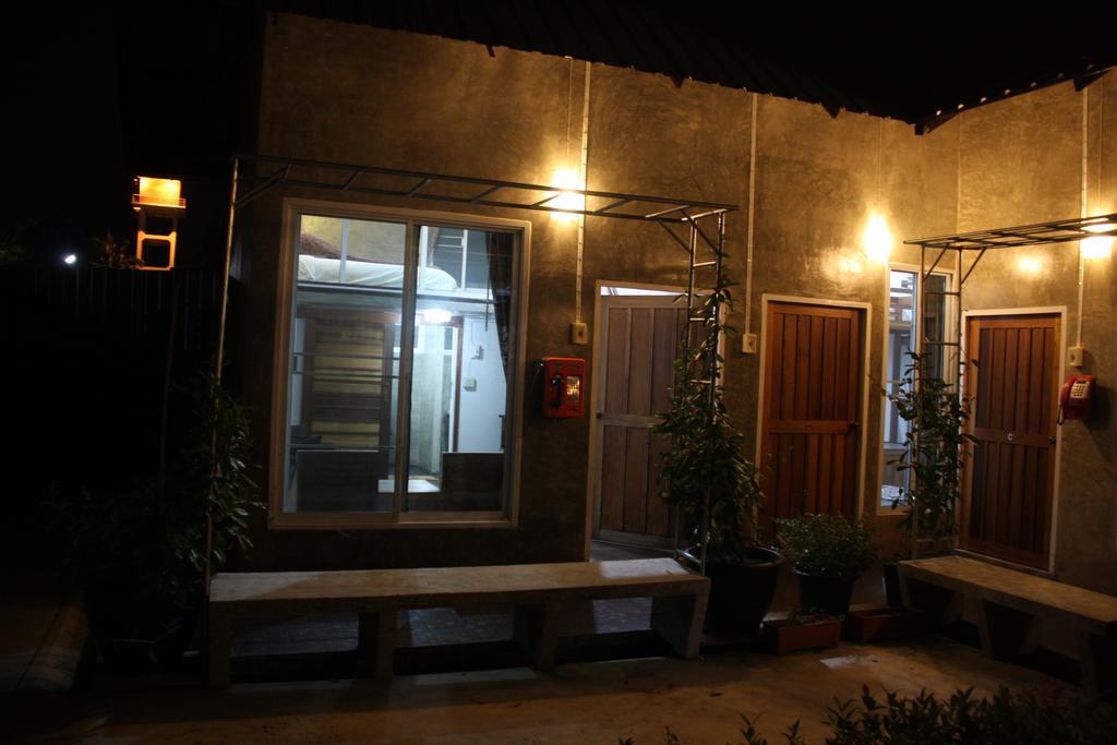 Zan Pla Nade Guesthouse Chiang Rai Quarto foto